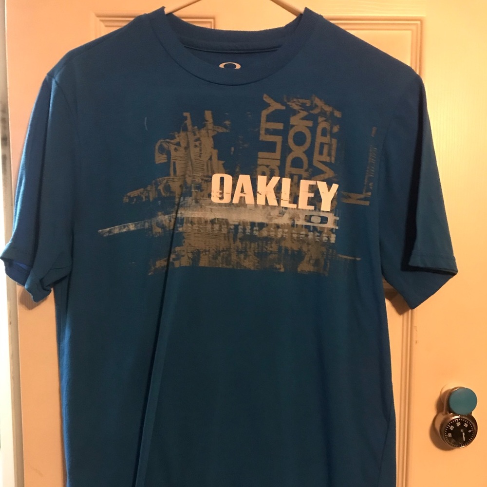 Men’s Oakley shirt